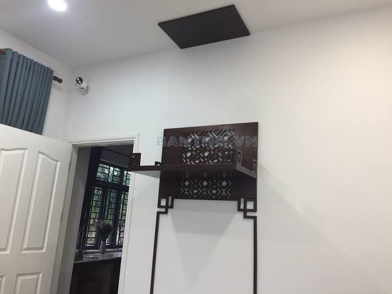 Mẫu bàn thờ gỗ hiện đại treo tường cho nhà chung cư diện tích hạn chế